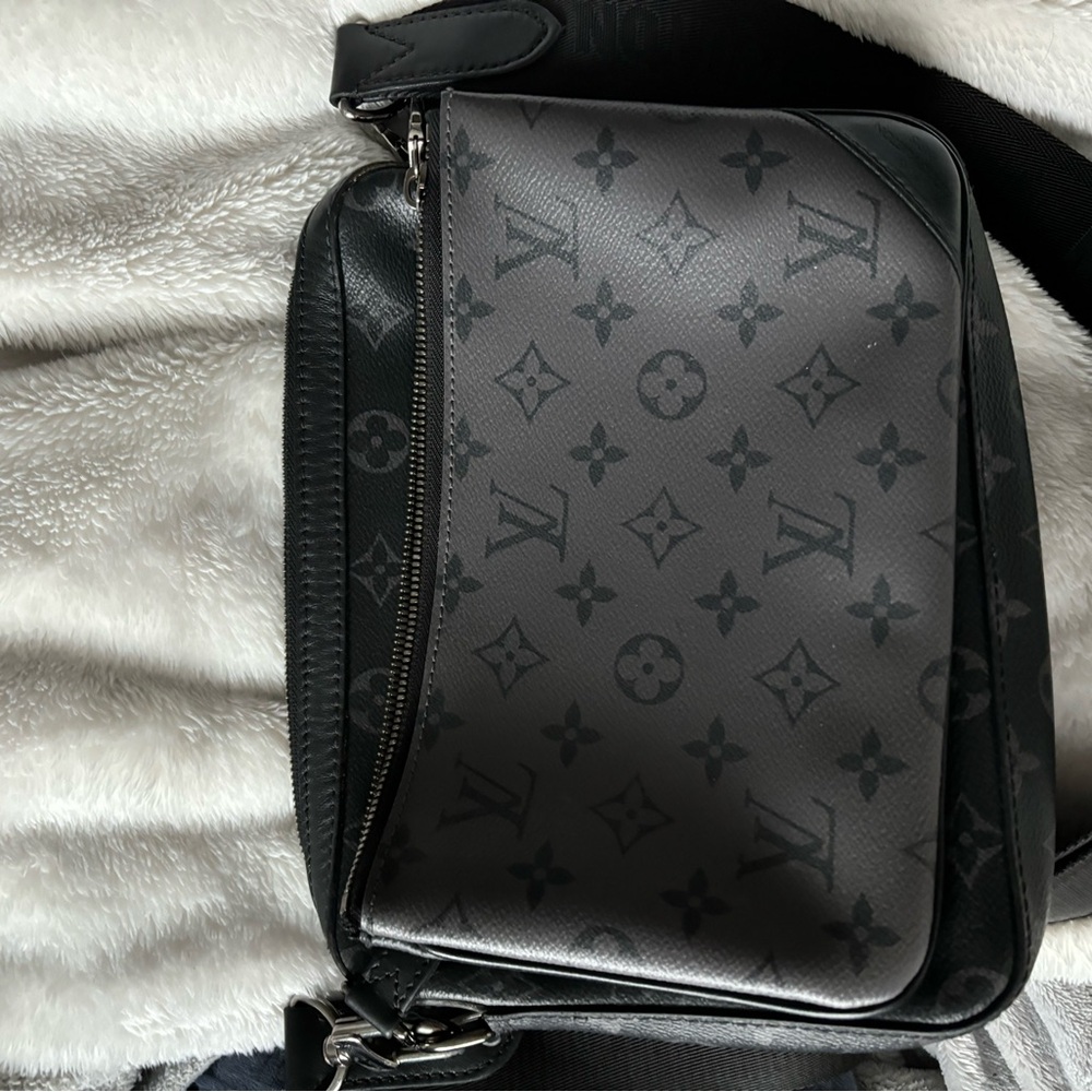 Louie Vuitton Trio Messanger Bag - Picture 3 of 4